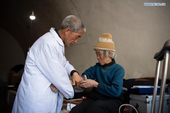 One-handed village doctor sticks to post after retirement in Shanxi
